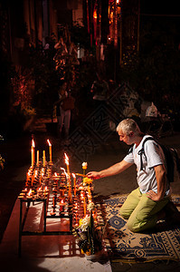 2013年月7日chiangmthlndeuropan男游客在晚上的劳合节图片