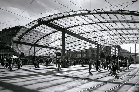 凌晨瑞士市中心电车和公交站被大型玻璃屋顶覆盖图片
