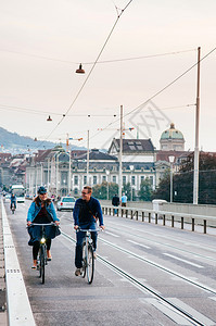 瑞典士夫妇在街上骑自行车图片