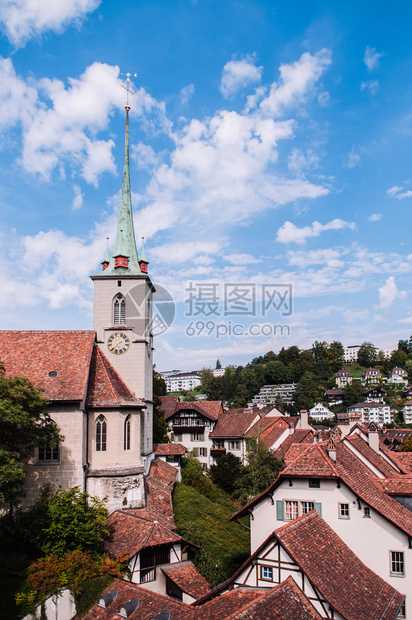 Nydegkirche14世纪新教堂铜质救济和钟塔紧靠在Unterobucke桥边旧城伯恩图片