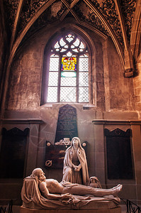 2013年9月7日伯恩瑞士圣玛莉和基督圣像在福音的哥特建筑中图片