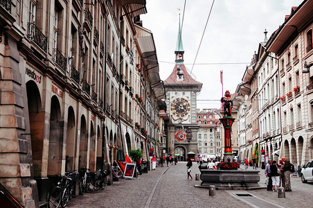 2013年9月8日晚瑞士古老的街道景象游客在天文zytgloe钟塔前方行走著名的老城区和购物街图片