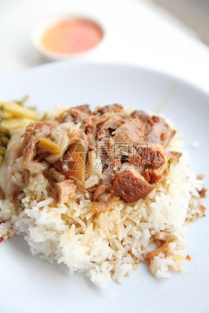 炒饭和猪肉，以泰式的口味面条，早餐搭配图片