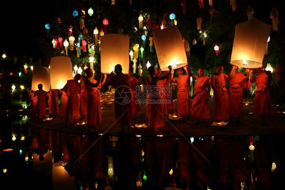 庆祝2014年月2日在泰国Chiangm的Novembr12日的Lykrathong节图片