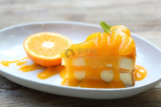 木本底的橙色蛋糕图片