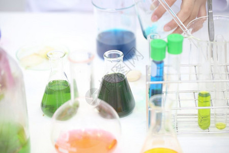装满彩色液体的科学实验室玻璃容器图片