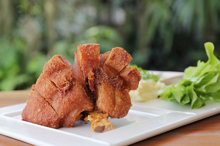 炒饭和猪肉，以泰式的口味面条，早餐搭配图片