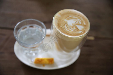 凉白开和咖啡饮品图片