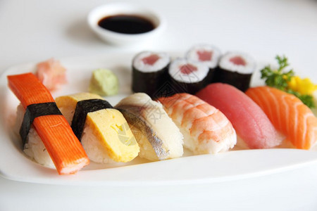 近视图一整套日式寿司图片