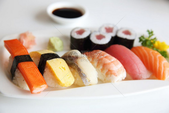 近视图一整套日式寿司图片