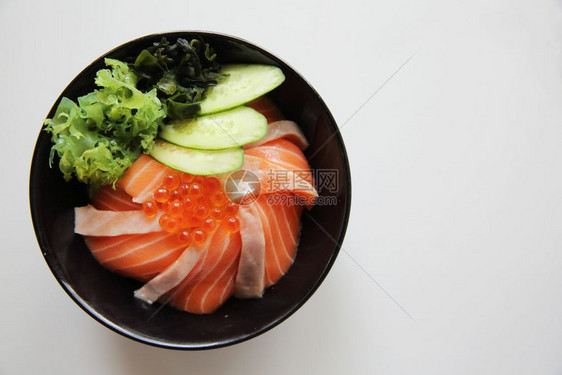 三文鱼寿司与蔬菜图片