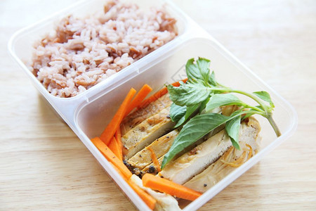 鸡胸肉和大米饭图片