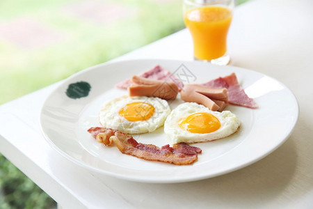早餐培根煎蛋和橙汁图片