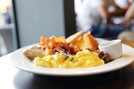 美式早餐培根炒鸡蛋加面包火腿图片