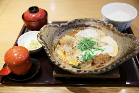 日式本食鸡尾猪肉和蛋高清图片