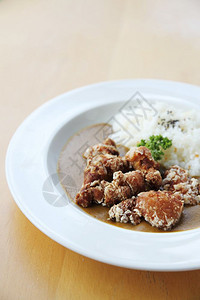 咖喱炸鸡米饭图片