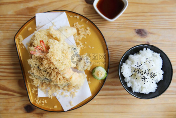 以木本为背景的有米饭日本食图片