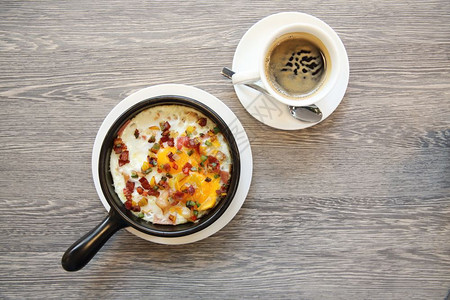 俯视图煎锅上的鸡蛋和咖啡背景图片