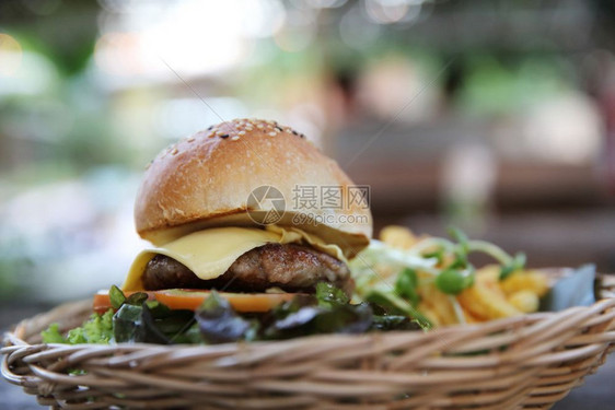 竹篮里的芝士汉堡图片