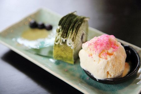 带冰淇淋的绿茶卷蛋糕图片