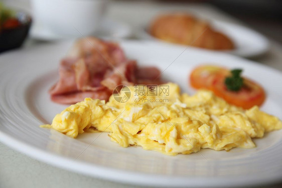 美国早餐培根煎蛋和面包图片