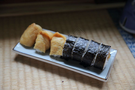 以炸豆腐袋包着的季节大米包成的炒豆腐袋意大利寿司日本菜图片
