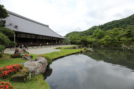 日本的寺庙有红门和京都的绿树叶图片