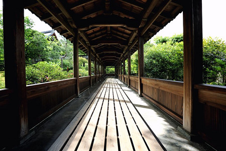 Japn寺庙木柴与日本花园京都寺庙一道行走图片