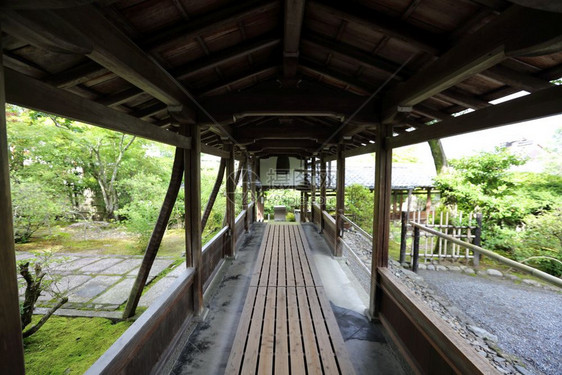 Japn寺庙木柴与日本花园京都寺庙一道行走图片