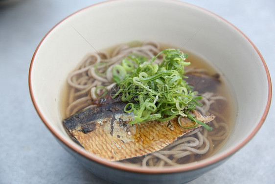 热沙巴面和竹鱼日本面条食物图片