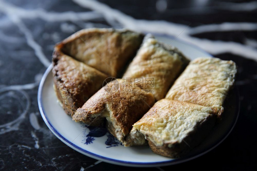 食品棺木面包上有奶油的包紧贴地上图片