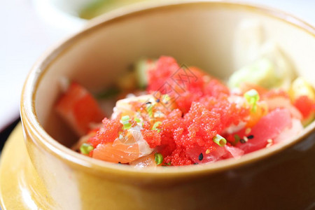 近视图含鱼子酱和生鱼片日式食品图片