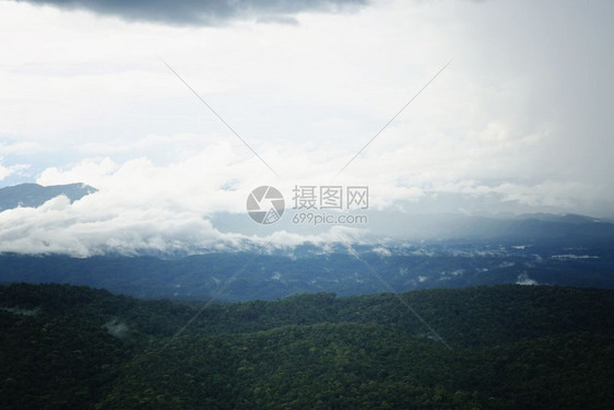 山林和雨雾图片