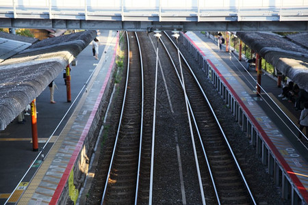 火车通过大崎站背景