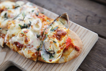 木材背景意大利食品上配有海鲜和比萨饼的意大利食品图片