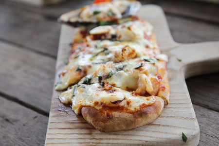 木材背景意大利食品上配有海鲜和比萨饼的意大利食品图片