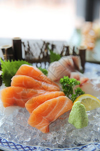 鲑鱼和红sahim日式本食品图片