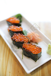 水稻寿司鱼子酱带海藻图片