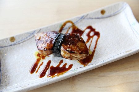 鹅毛草寿司日本食图片