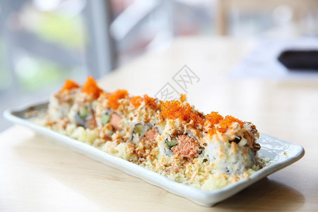 日式鲑鱼寿司卷图片