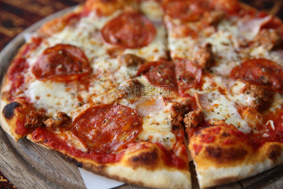 木制意大利食品上辣椒尼披萨图片