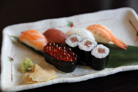 混合寿司日本食图片