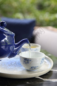 茶倒在杯中近眼前的国和日本饮料中图片