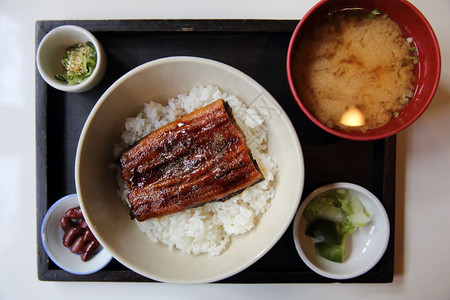 烤土豆和鳗鱼饭图片