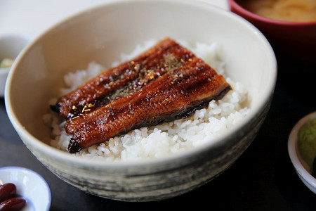 烤土豆和鳗鱼饭图片