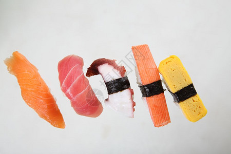 白背景中孤立的混合寿司图片