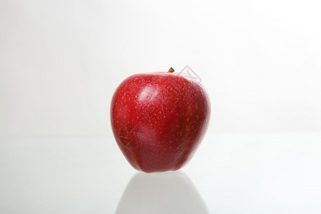 在白色背景中孤立的苹果图片