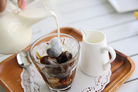 白木桌上的冰咖啡图片