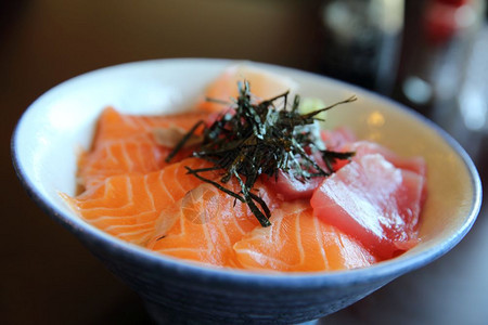 鲑鱼寿司和海苔图片