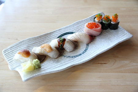 日式黄蜂寿司香草日式意大利食品图片